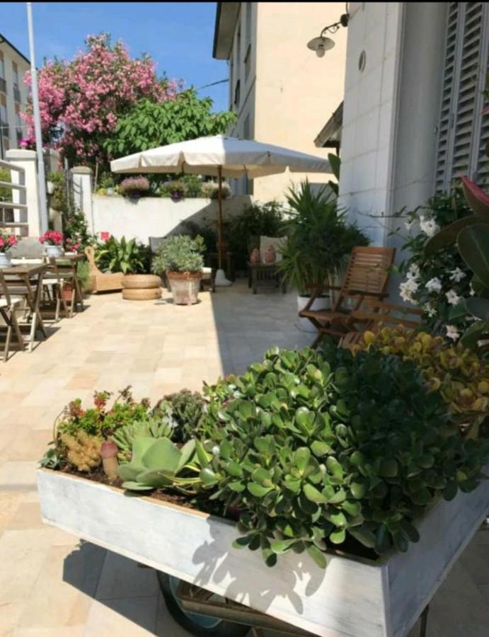 Hotel Lisa Viareggio Bagian luar foto